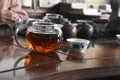 沏一壺茶，水漫，茶透