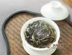 泡白茶的茶具：瓷质茶具，玻璃茶具，紫砂壶具