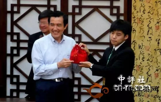 马英九在台湾政治大学为文山包种茶签名(图)