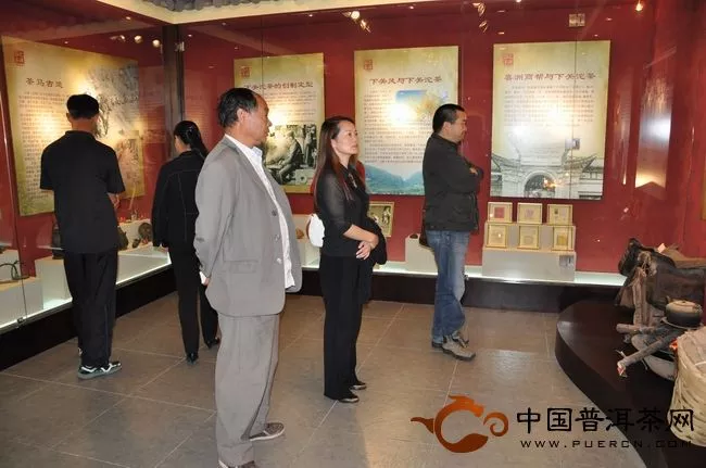 《工人日报》记者陈昌云参观沱茶博物馆