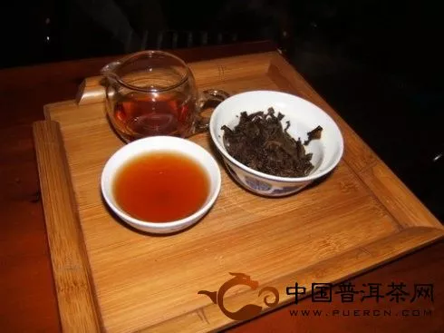 勐海茶厂1996年紫大益7542青饼茶汤
