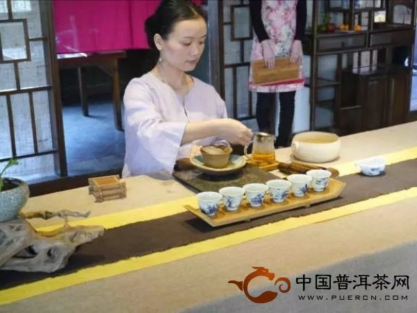 国家级茶艺师周琴女士现场表演易武秋兰茶品茶艺