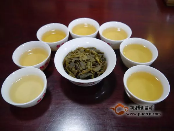 2013年云南普洱茶集团(普秀)即将唛号"435"红丝带青饼