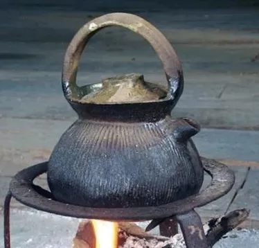 哈尼族土锅茶