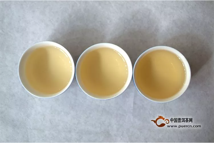 2013年飞台第一款生肖贺岁纪念茶＂马饼＂上市