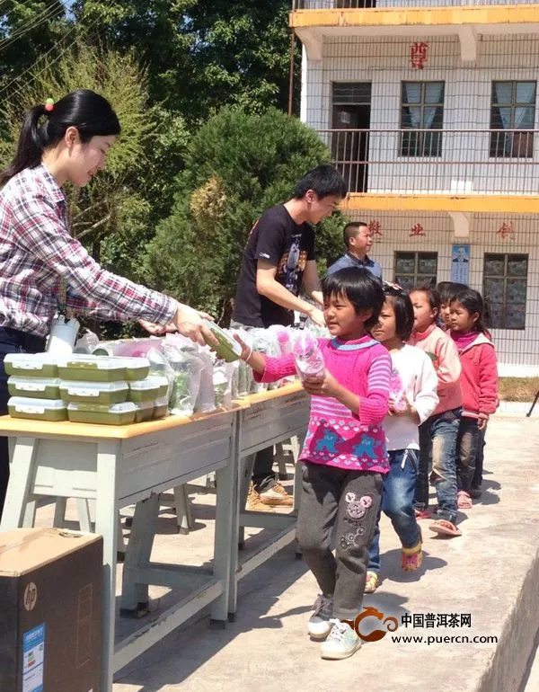 勐海县福元昌茶厂组织到勐海西定乡曼瓦小学“爱心捐助”