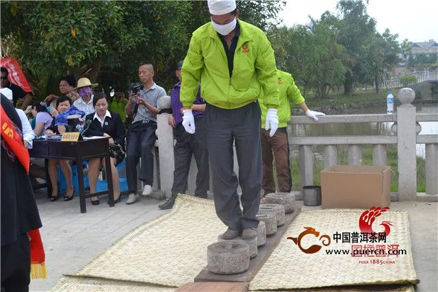 【圖閱】國(guó)艷茶廠(chǎng)制茶精英征戰(zhàn)2014茶王節(jié)賽茶大會(huì)