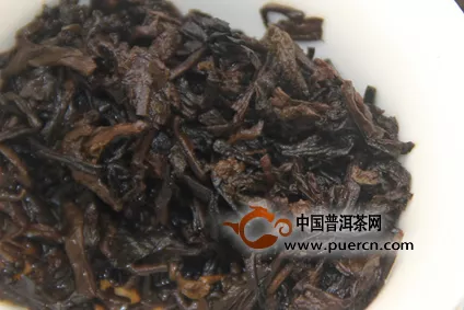 分享中茶厚德熟餅開(kāi)湯