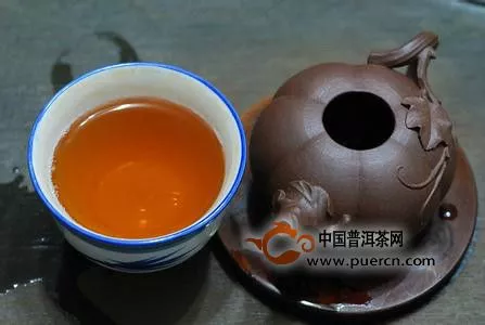 普洱茶汤的滋味甘甜、滑润、厚重