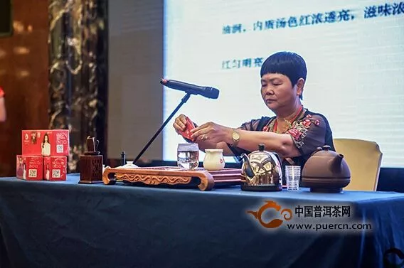 刘秋萍女士在现场亲自为大家泡茶