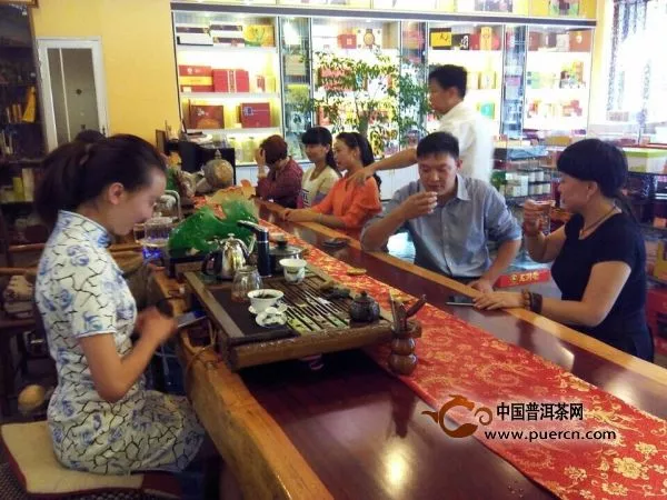 人文中国栏目大型记录片“茶源·茶道”走进龙润茶康乐店
