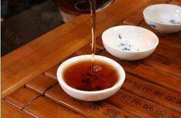 閑來一杯大益普洱茶 