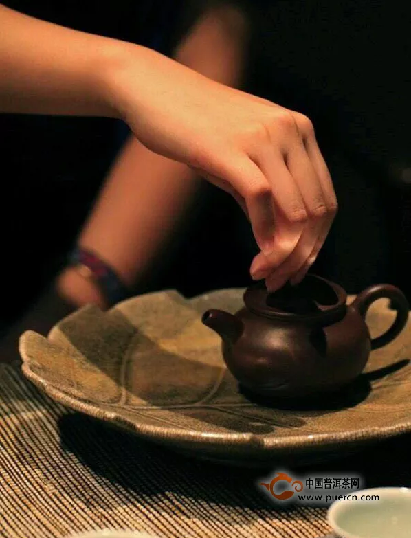 喝红茶或黑茶易黄牙