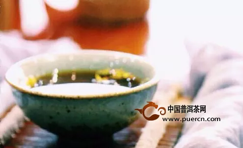 普洱茶湯飲入口腔