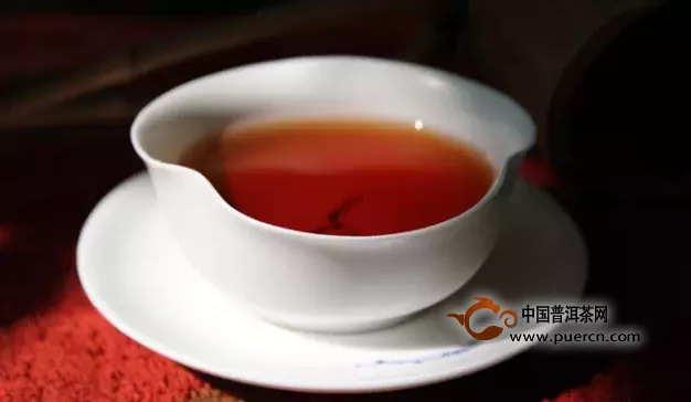 泡茶者沖泡普洱茶