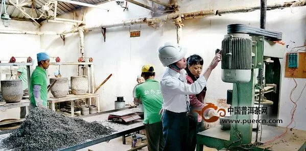 双江供电公司员工指导勐库茶厂安全用电