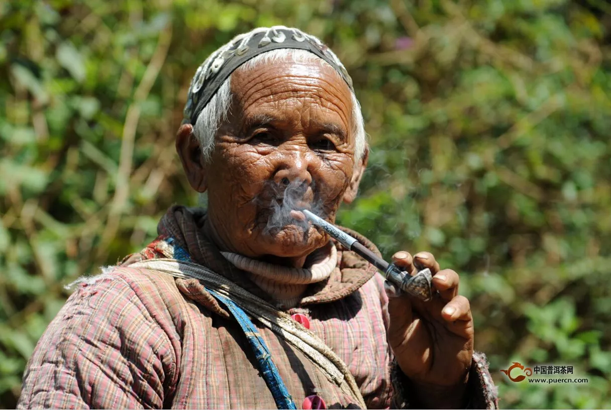 古茶山有宁静也有波澜壮阔，别把贫穷想象的太美，茶山上的人们是天地间顽强而倔强的生命。烟火，茶，他们的生命不缺少强烈。