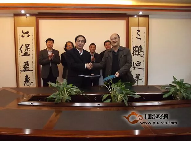 广西梧州茶厂和广西亚热带作物研究所签订合作协议