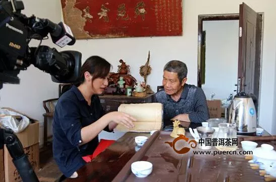 央视记者采访福鼎白茶传统制作技艺的非遗传承人