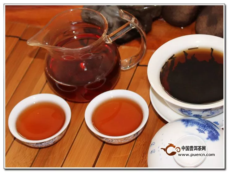 云南哈尼族饮普洱茶习俗