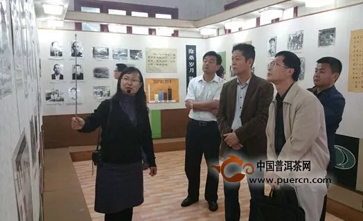 考察团成员在滇红集团历史展览馆参观了解滇红发展史