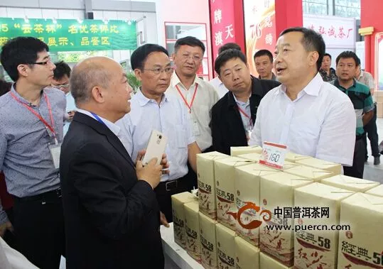 滇红集团董事长总裁王天权先生向张祖林副省长介绍凤牌经典58红茶
