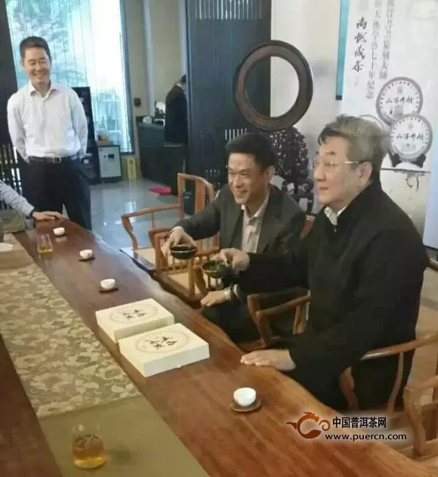 八角亭贈(zèng)韓天衡學(xué)藝七十年紀(jì)念茶“2015品味布朗” 獲韓大師現(xiàn)場(chǎng)親筆題字