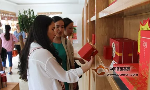 临沧银行业协会茶艺培训班学员到滇红集团参观学习