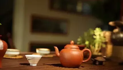 饮一壶清茶，听一曲安静音色 