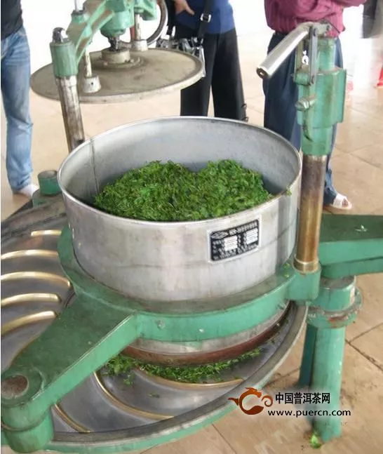 普洱茶的传统手工制茶与现代机械制茶