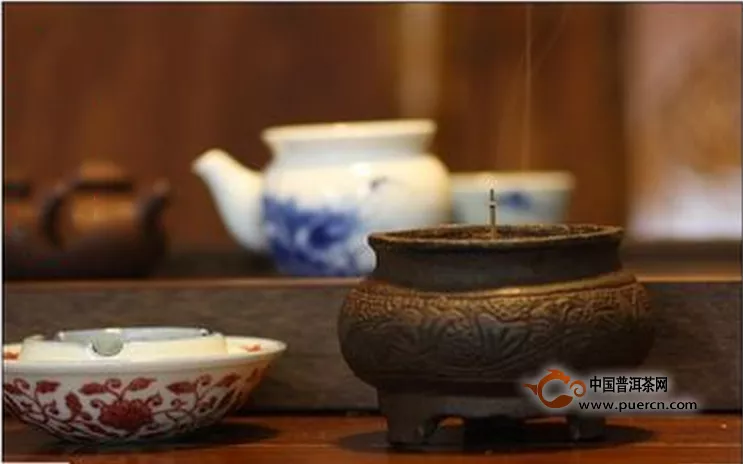 如何在饮茶过程中给客人熏香？