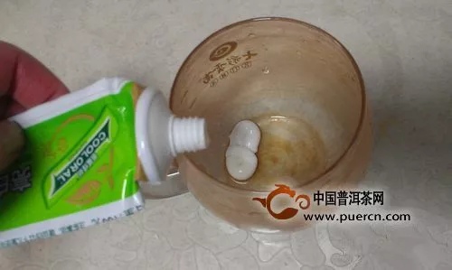 塑料杯子上的茶漬怎么去除？