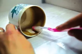 塑料杯子上的茶渍怎么去除？