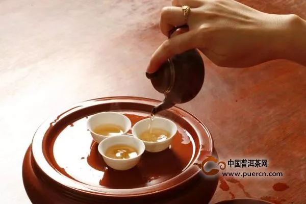传统的茶礼知识中给客人续茶敬茶只需要七八分满