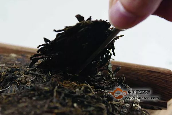 饼状普洱茶的正确翘茶技巧