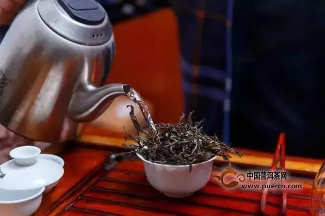 为什么普洱茶刚压好的饼茶，香气没有散茶好？