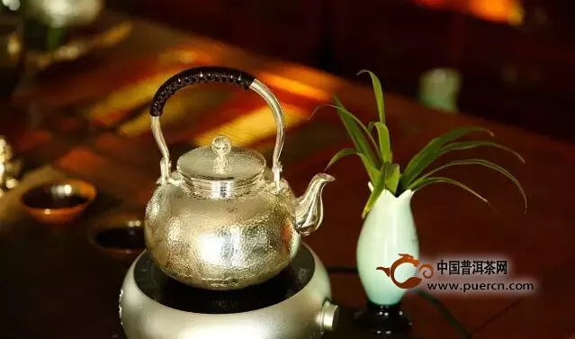 我们说说铁壶、银壶、紫砂壶哪个泡茶好？