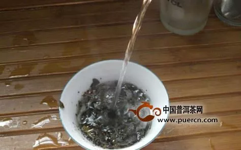 怎样洗茶防止烫坏茶叶？