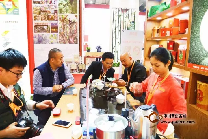 2017年广州秋季茶博会首日，正皓展位人声鼎沸！