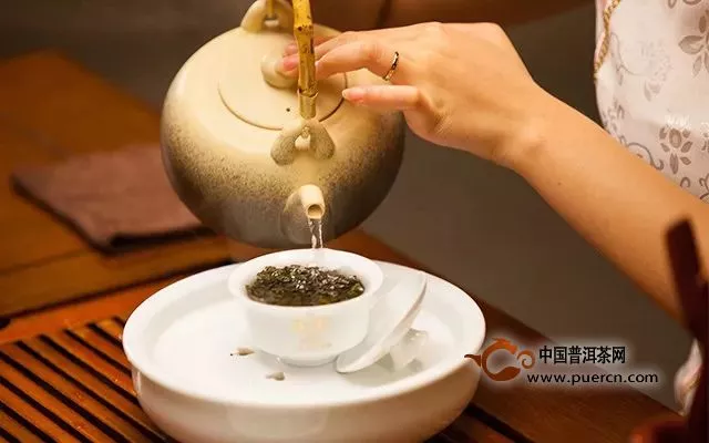 为什么茶艺师注水都要转圈圈？