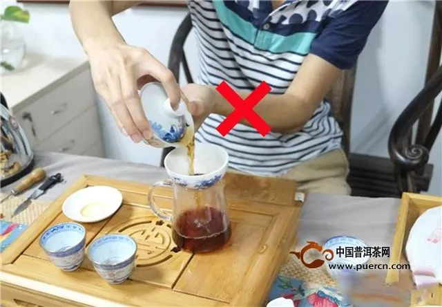 为什么你每次泡茶都会烫到手？