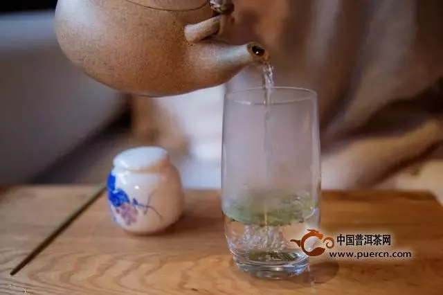 用玻璃杯泡西湖龙井茶有什么好处?