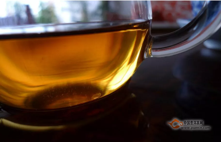 普洱茶口感靠氨与酚，就好比茶汤的味精