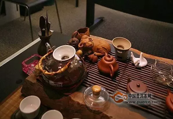 泡茶时紫砂壶与茶杯该如何摆放？
