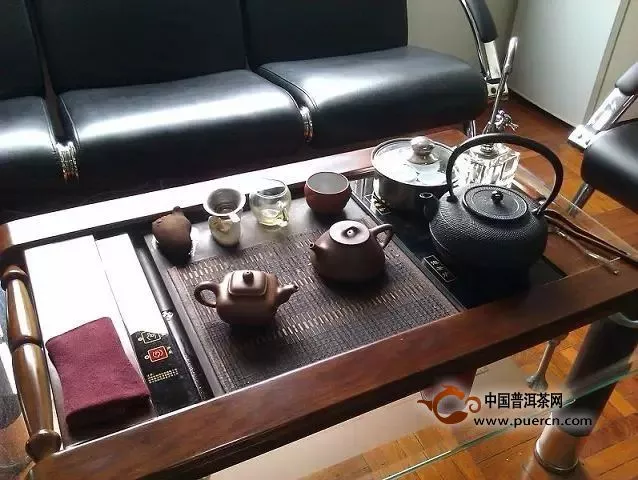 泡茶时紫砂壶与茶杯该如何摆放？