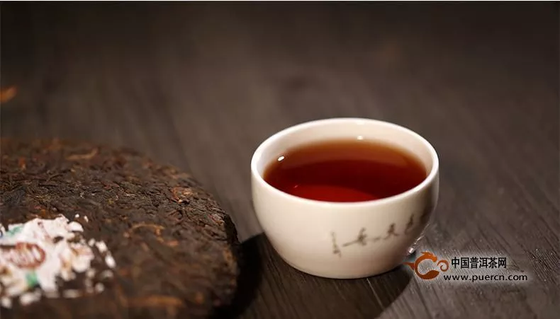 家有普洱茶者品老茶、喝熟茶、藏生茶
