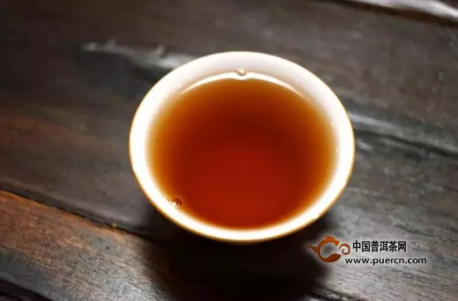 1999年勐海茶厂傣文生态青饼茶汤