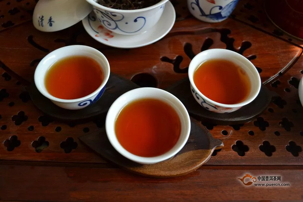 黑茶和红茶的茶汤都是红色，怎么分辨？
