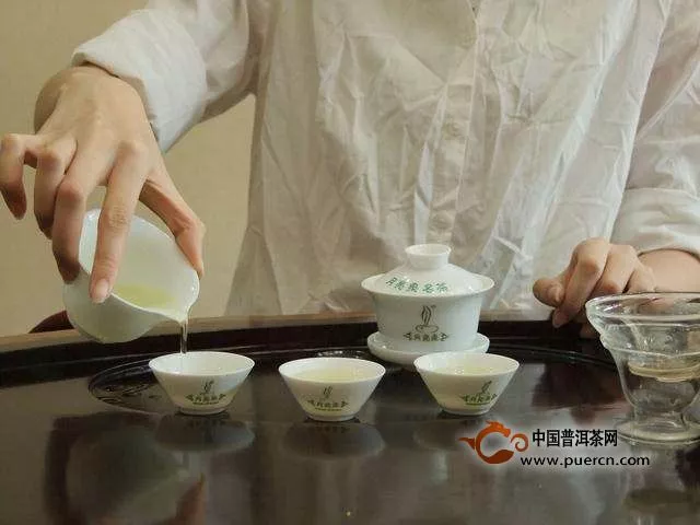 使用蓋碗泡茶有什么技巧