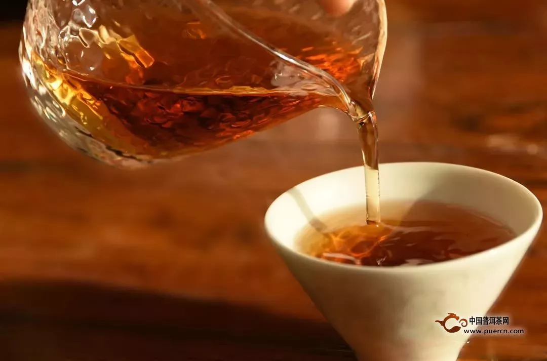 品鉴白茶的技巧：观、闻、啜、悟四法
